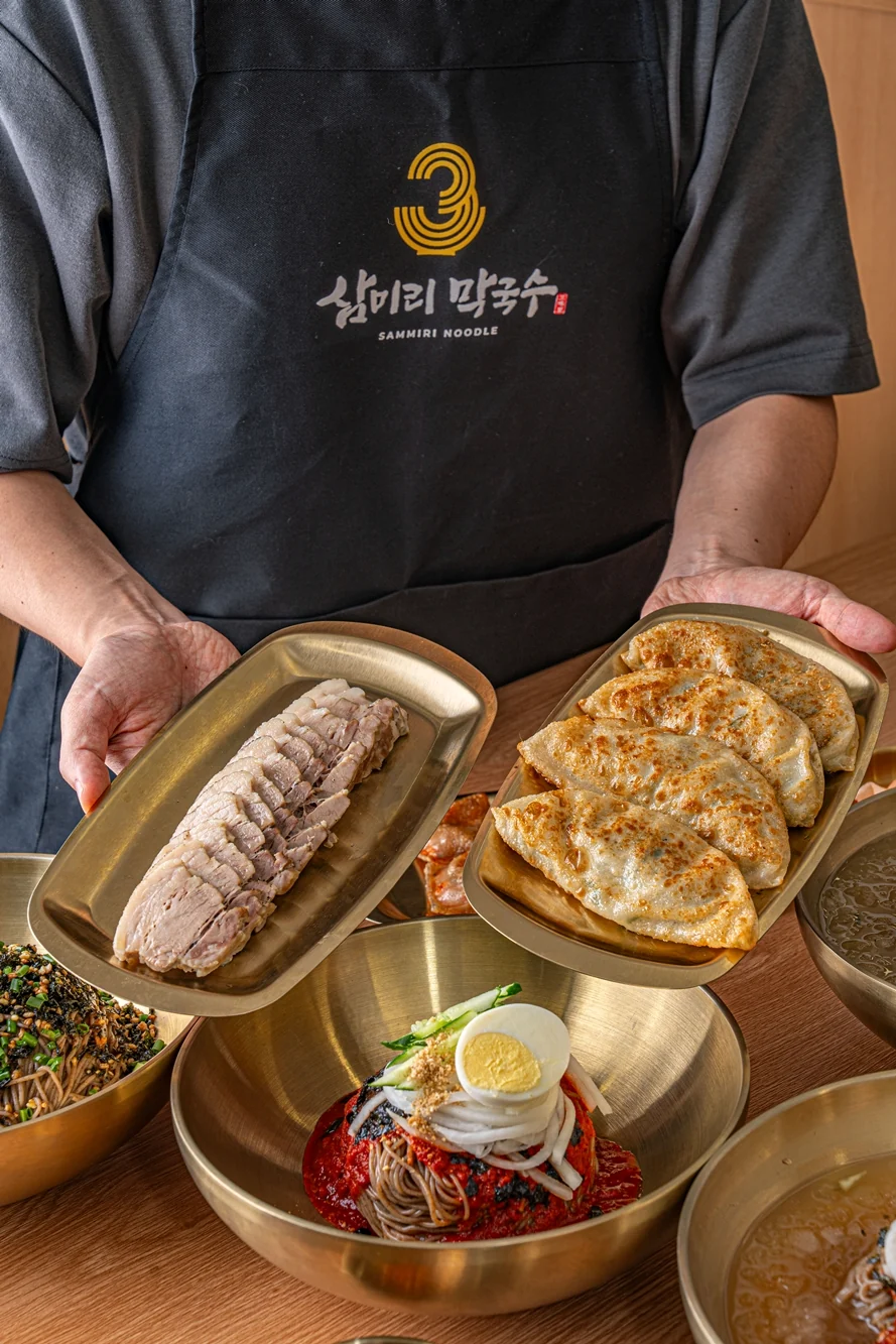 수육과 군만두를 내는 모습